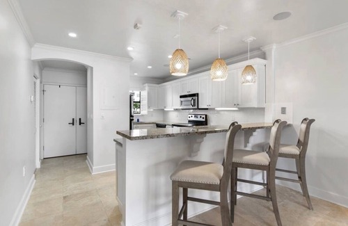 Central Beach Condo | Chic Vero Beach Condo