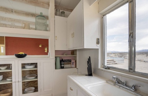 Wonder Valley House | Chic View Retreat by Joshua Tree Park. Pool w JET