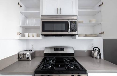 Beverly Grove Apartment | Chic West Hollywood 1 BR, near Santa Monica Shops, by Blueground (#LAX386)