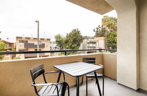 Beverly Grove Apartment | Chic West Hollywood 1 BR, near Santa Monica Shops, by Blueground (#LAX386)