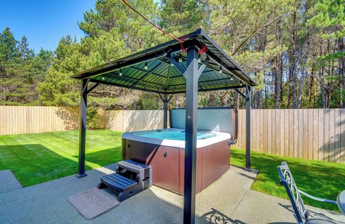 Grayland House | Chic Westport Getaway w/Hot Tub & Fireplace!
