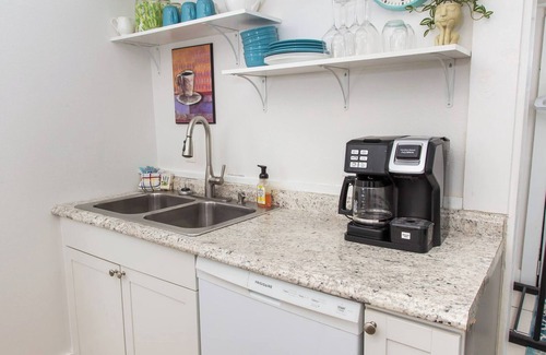 East Hill House | Chic WFH Retreat/Walk to Downtown/10min Drive to Beach
