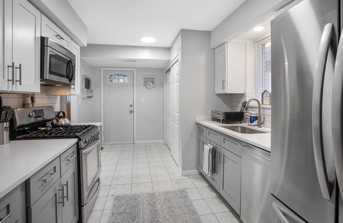 West Ridge Apartment | Chicago charm! Quiet and inviting !