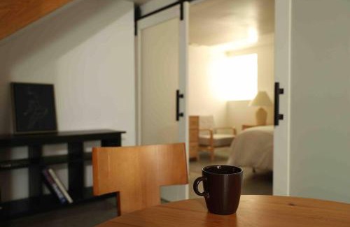 Rogers Park Apartment | Chicago North Shore Hideaway