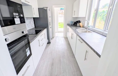 Wainscot Apartment | Chick Single En-suite with Garden and parking