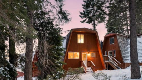 Tahoe Woods Apartment | Chickaree Chickadee Buyout by AvantStay 2 Sister Cabins