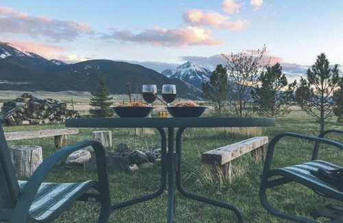 Pray Apartment | Chico Peak cabin near Yellowstone and Chico Hot Springs