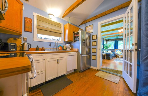 Athens House | Chicopee Rose Cottage - Pet & Family Friendly, Back Deck, Near Downtown & UGA