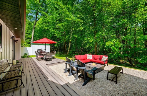 Baileys Harbor House | Chicory Cottage: Game Room, Fireplace & Screened Porch - Walk to Kangaroo Lake!