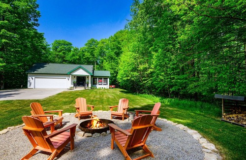 Baileys Harbor House | Chicory Cottage: Game Room, Fireplace & Screened Porch - Walk to Kangaroo Lake!