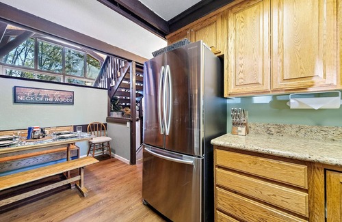 Fish Camp Cabin | Chief Peak cabin near Yosemite with deck, nature views & full kitchen