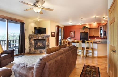 Estes Park Condo | Chiefs Head Peak 21B - 2 Br Condo with Private Hot Tub - Lake and Mountain Views