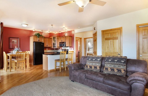 Estes Park Condo | Chiefs Head Peak 21B - 2 Br Condo with Private Hot Tub - Lake and Mountain Views