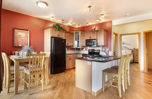 Estes Park Condo | Chiefs Head Peak 21B - 2 Br Condo with Private Hot Tub - Lake and Mountain Views