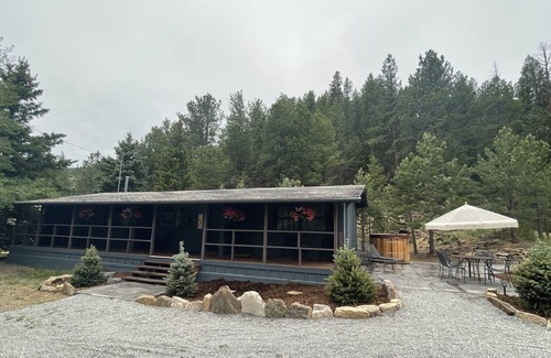 Allenspark Apartment | Chiefs Head Peak Lodge Annex Room @ Ferncliff Ranch & Resort