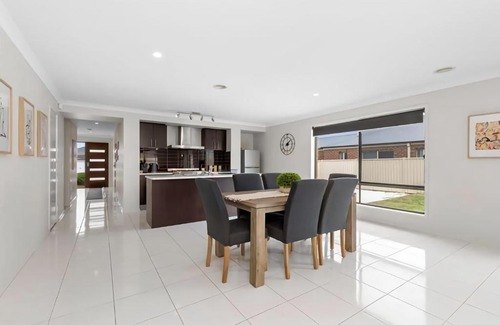 Delacombe Apartment | Chifley Place - Cool Suburban Crib!