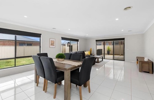 Delacombe Apartment | Chifley Place - Cool Suburban Crib!