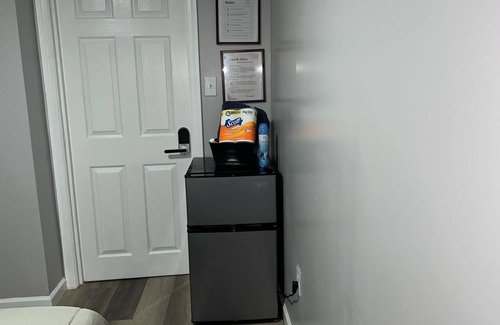 Newark Apartment | Chill and Recharge: Cozy Room F