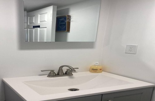 Newark Apartment | Chill and Recharge: Cozy Room F
