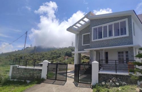 Kodaikanal House | Chill Breeze Castle - 4BHK Villa with Captivating city view & Mountain view, Wifi, Campfire, Homemade Food