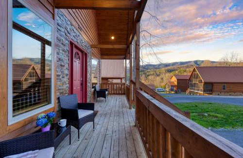 White Oak Lodge House | Chilln in the Smokies by AvantStay Hot Tub Foosball Pool Gym Tennis Access