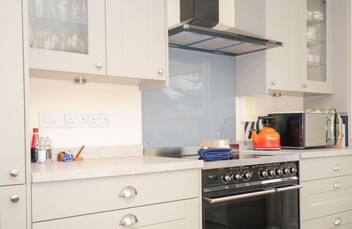 Rock Cottage | CHIMINGS, pet friendly, country holiday cottage in Rock