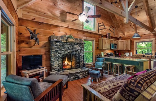Bryson City Cabin | Chimney Rock 3 bedroom log cabin in next to GSMNP
