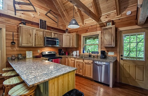 Bryson City Cabin | Chimney Rock 3 bedroom log cabin in next to GSMNP
