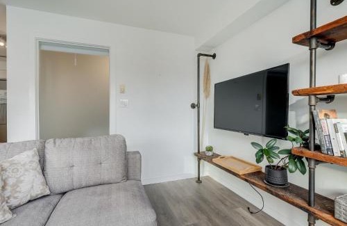 Downtown Victoria Apartment | Chinatown Gem - min 30 Day Stay-Sunny South-Facing Suite with Work Desk in Historic Chinatown by Victoria Prime!