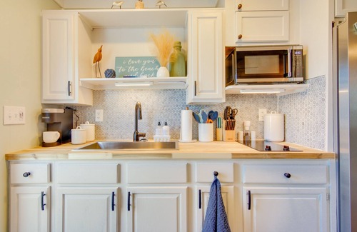 Chincoteague Apartment | Chincoteague Apartment w/Deck: Walk to Waterfront
