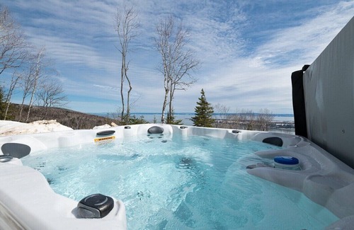 Les Eboulements Ski Chalet | Chinook 166 - Spa, Pool Table, River Views