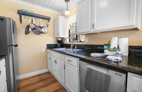 Big Bear Lake Cabin | Chipmunk House - Walk to Village & Village, Fire Pit, Deck