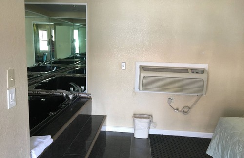 Saugus Hotel | Chisholms Motor Inn