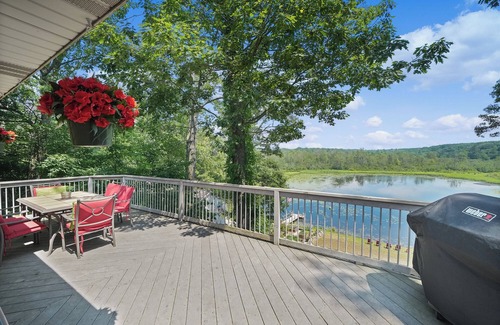 West Olive House | Choose either Christmas or New Year’s- Private Mini Resort w Indoor Pool & Sauna