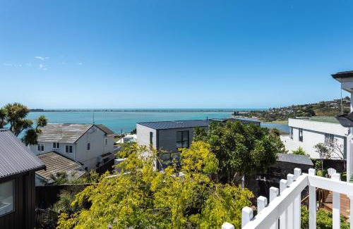 Mount Pleasant House | Christchurch - Art space, sea views, private