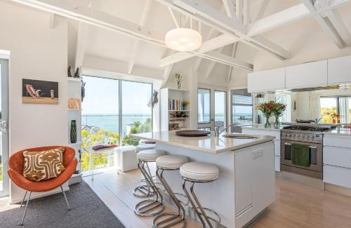 Mount Pleasant House | Christchurch - Art space, sea views, private