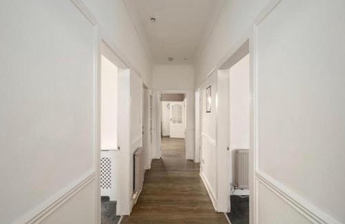 Bonnybridge House | christiemiller avenue Holiday Home