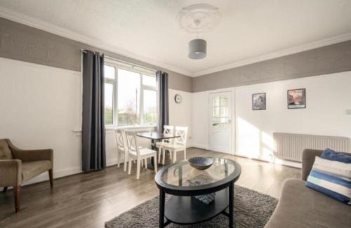 Bonnybridge House | christiemiller avenue Holiday Home