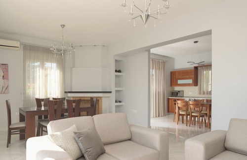 Sfakaki Apartment | Christina Villa I, Steps to Sandy Beach