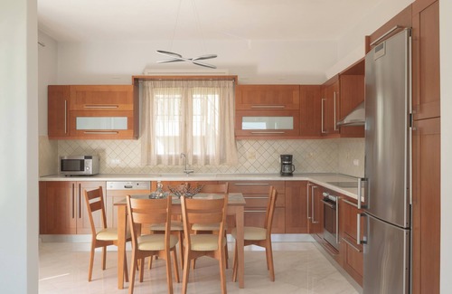 Sfakaki Apartment | Christina Villa I, Steps to Sandy Beach