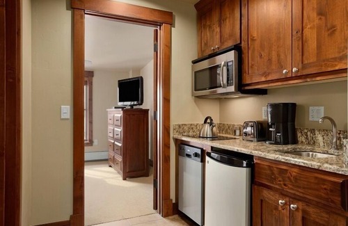 Breckenridge Condo | Christmas 2025 - Two Bedroom/2.5 Bath sleeps 8. Ski-in/out to Peaks 6 & 7