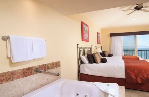 Flamingos Resort | Christmas in 2 BR Suite Flamingos