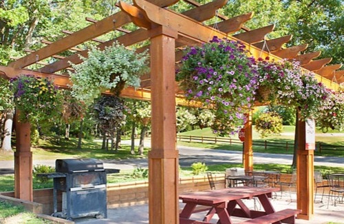 Wisconsin Dells Cottage | Christmas Mountain Village Getaway 2BR Golf 27 holes Multiple Pools Ski too!