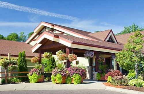 Wisconsin Dells Cottage | Christmas Mountain Village Getaway 2BR Golf 27 holes Multiple Pools Ski too!
