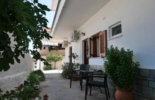 Monemvasia Apartment | Chrysoula’s Welcoming Triple Room with Yard