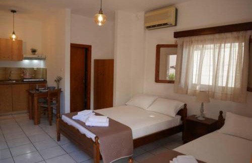 Monemvasia Apartment | Chrysoula’s Welcoming Triple Room with Yard