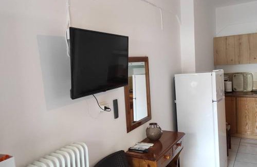 Monemvasia Apartment | Chrysoula’s Welcoming Triple Room with Yard