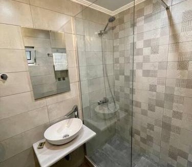 Monemvasia Apartment | Chrysoula’s Welcoming Triple Room with Yard