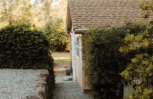 Placerville Cottage | CHUCKELLI FARM's COZY COTTAGE