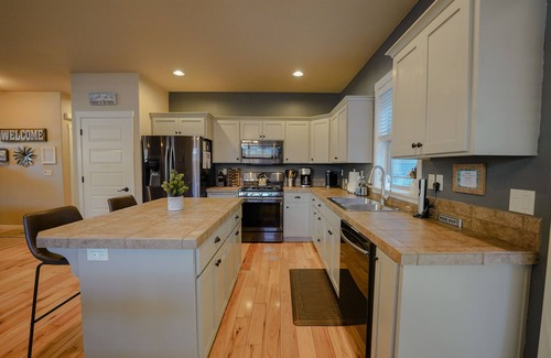 Southern Crossing House | Chukar's Nest/Old Mill District/Hot Tub/BBQ/Firepit/Bikes